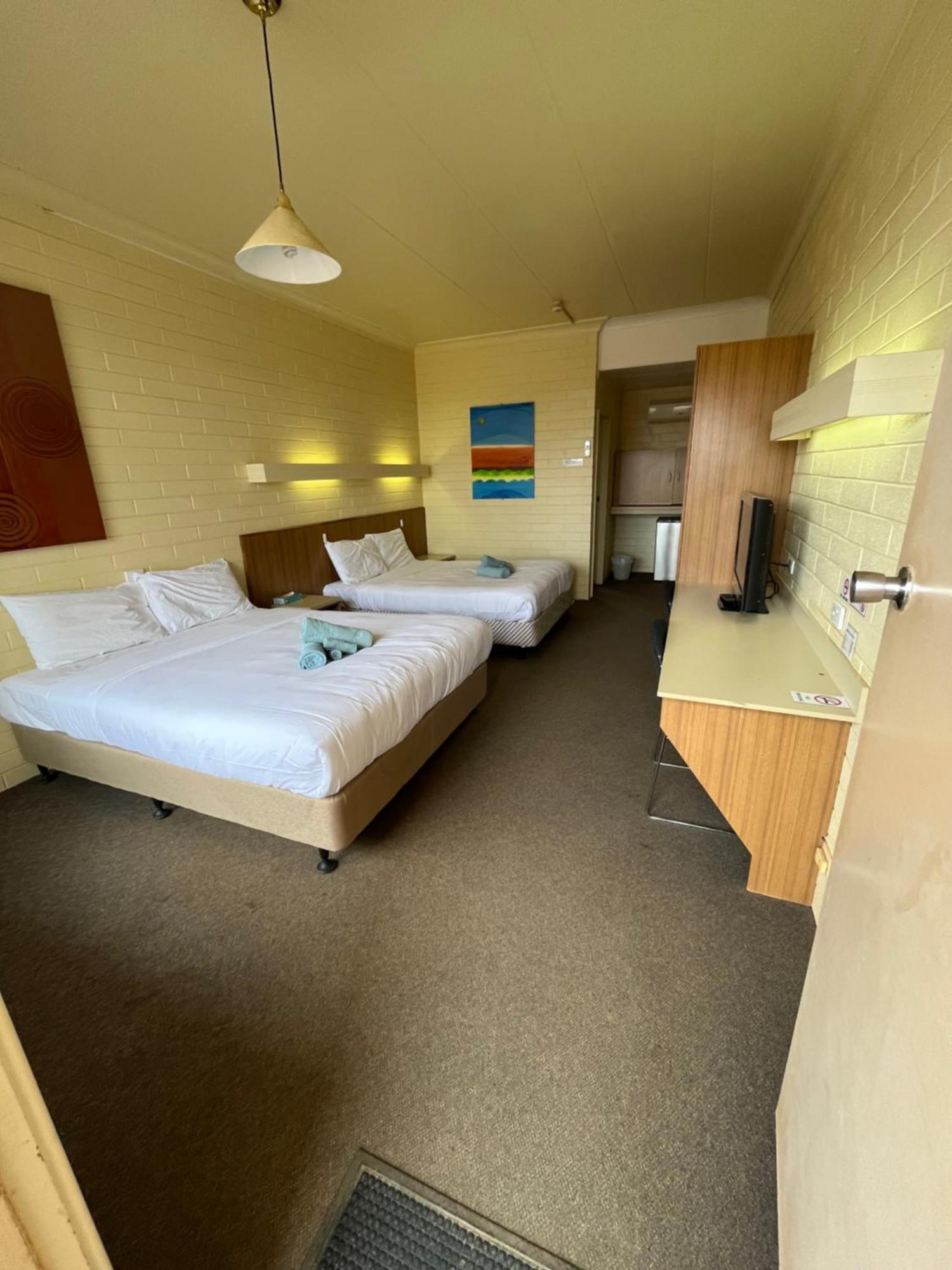 Opal Hotel, Motel,